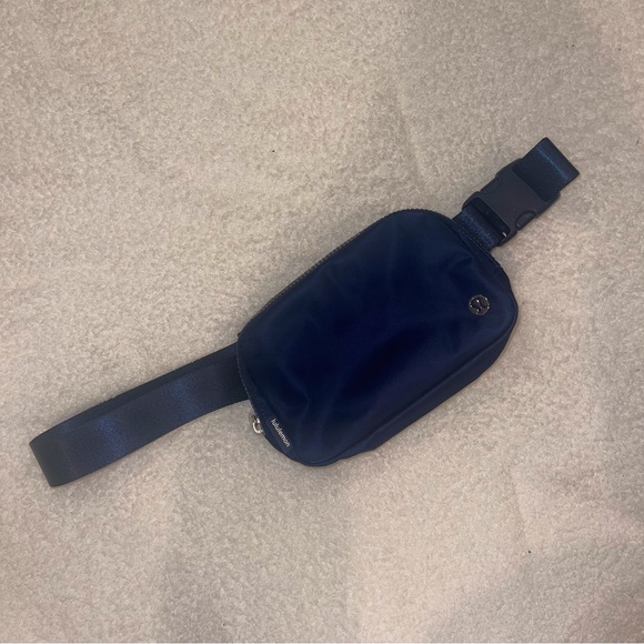 lululemon athletica Handbags - LULULEMON EVERYWHERE BELT BAG